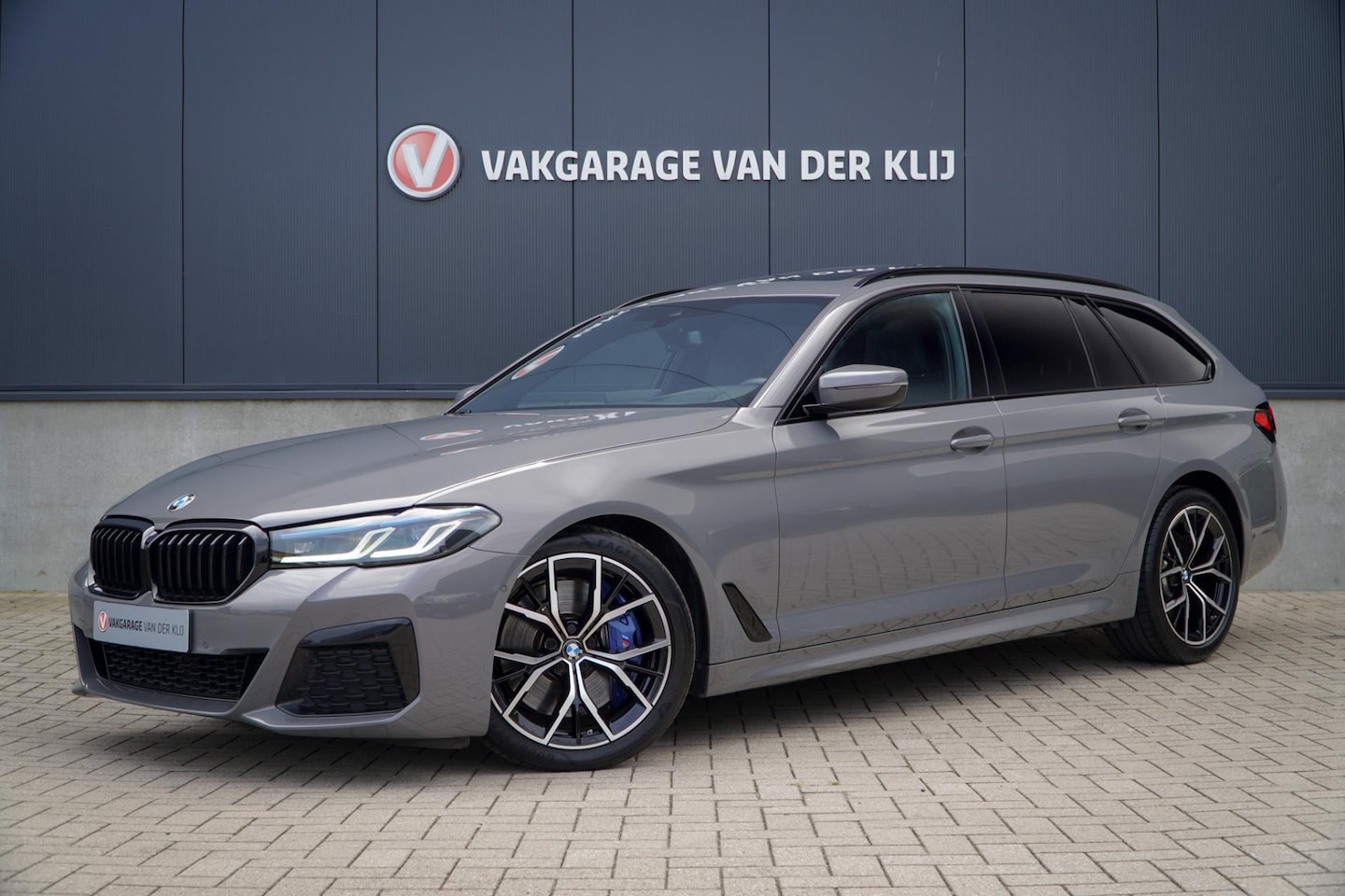 BMW 5-serie Touring - 540i xDrive M-Sport | Panorama | Laser | Leder Dash. | 'Berninagrau' | Head-Up | - AutoWereld.nl