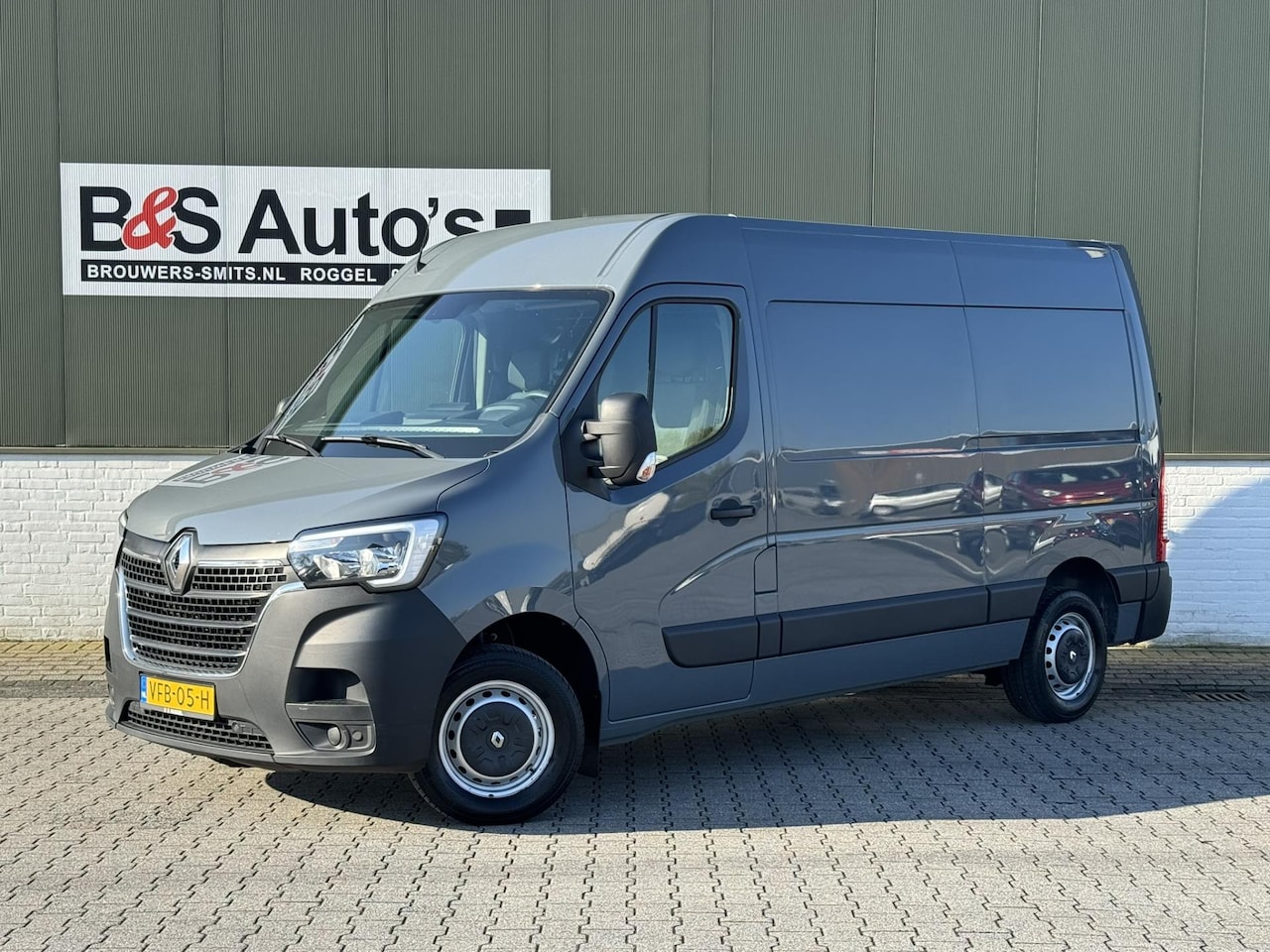 Renault Master - T35 2.3 dCi 135 L2H2 Airco Cruise Navigatie Pdc Carplay Laadruimte afgetimmert - AutoWereld.nl