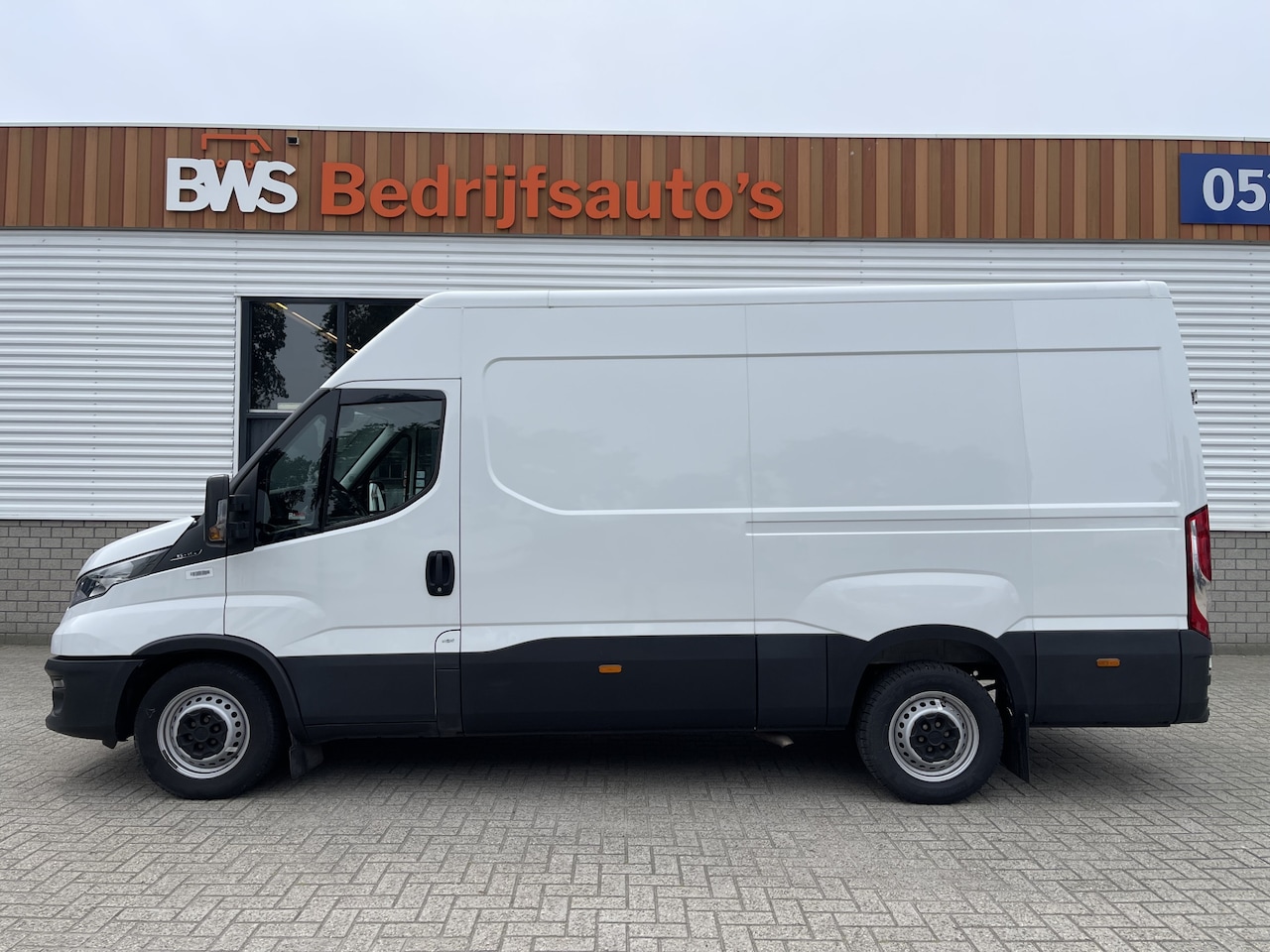 Iveco Daily - 35S16V 2.3 handgeschakeld 160pk L2H2 / mag 3500 kg trekken / lease vanaf € 500 / vaste pri - AutoWereld.nl