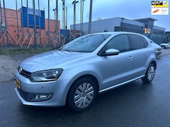 Volkswagen Polo - 1.6 TDI Highline 2010 BLUEMOTION PDC\