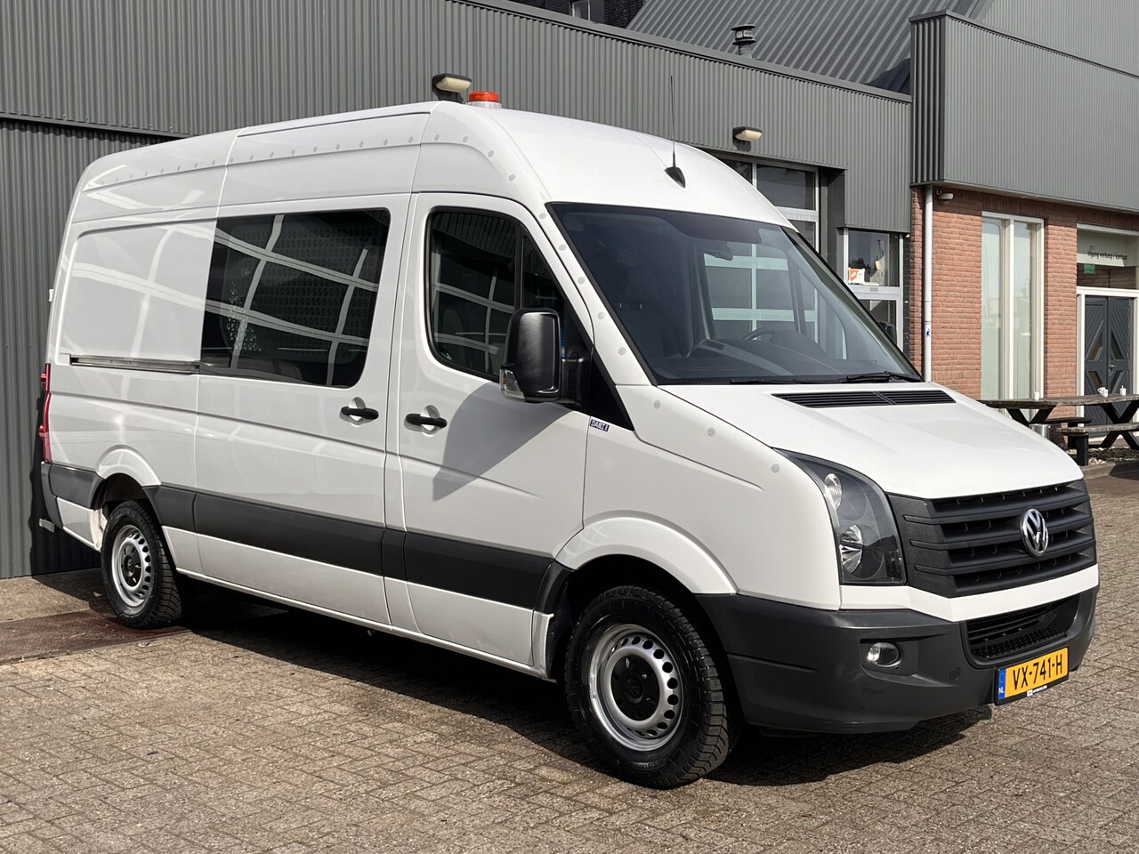 Volkswagen Crafter - 35 2.0 TDI L2H2 Werkplaats 115PK Euro 6 Bpm vrij Omvormer Standkachel 3500kg trekhaak 1e e - AutoWereld.nl