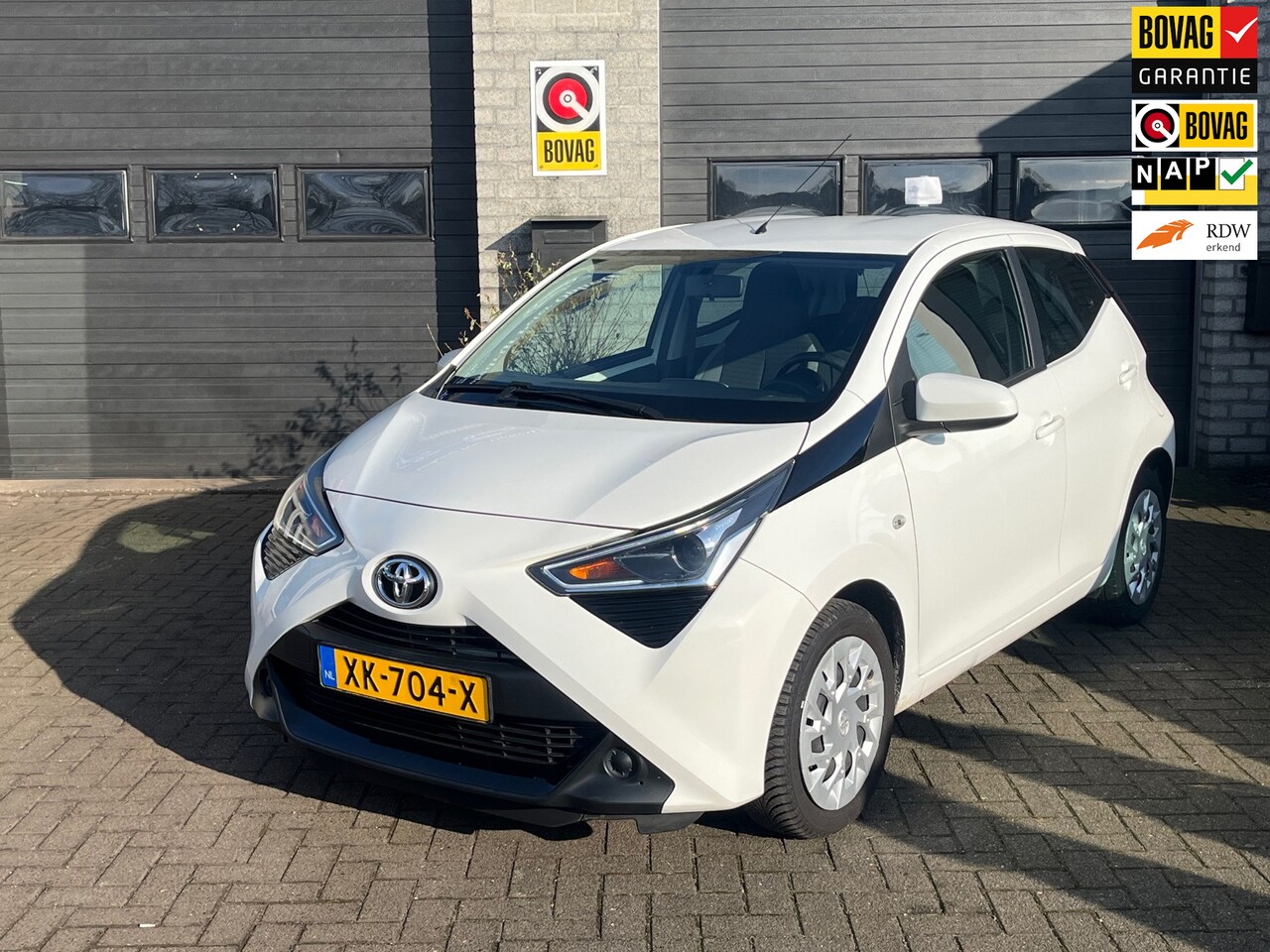 Toyota Aygo - 1.0 VVT-i x-play *Garantie*Camera*Grootscherm* - AutoWereld.nl