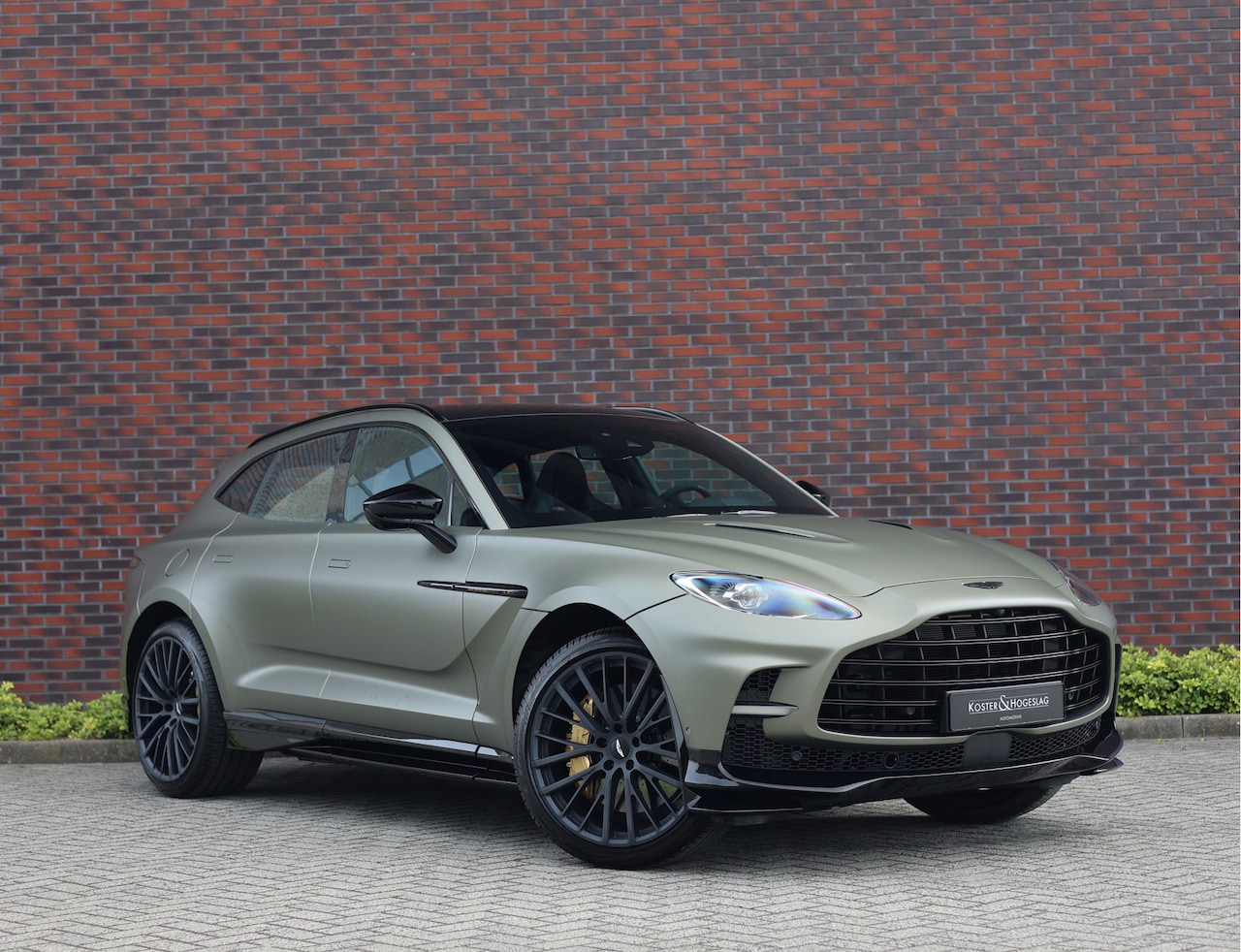 Aston Martin DBX - 4.0 V8 707 *Q Satin Titanium Grey* - AutoWereld.nl