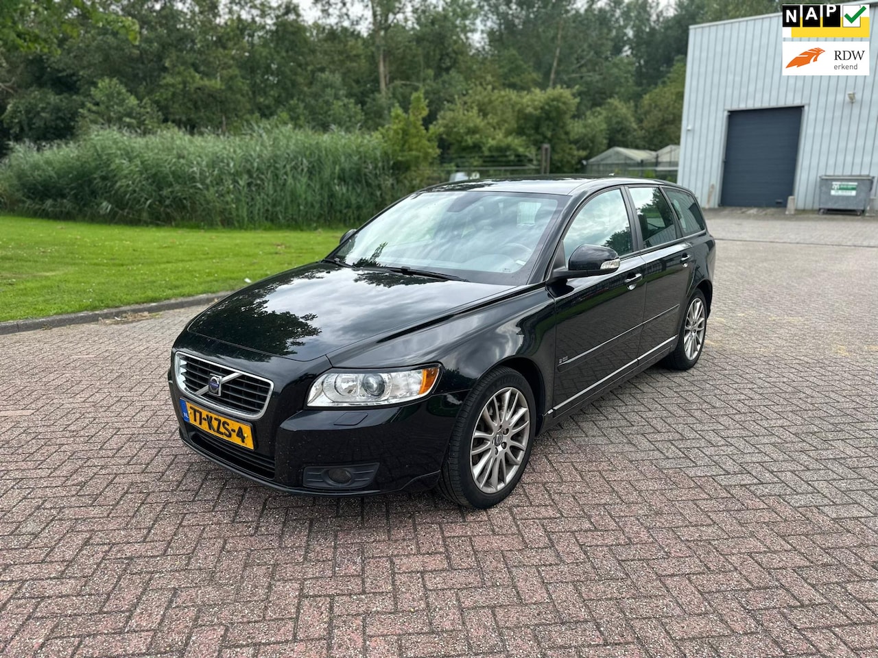 Volvo V50 - 2.4 D5 Momentum/APK TOT 10-05-24 - AutoWereld.nl