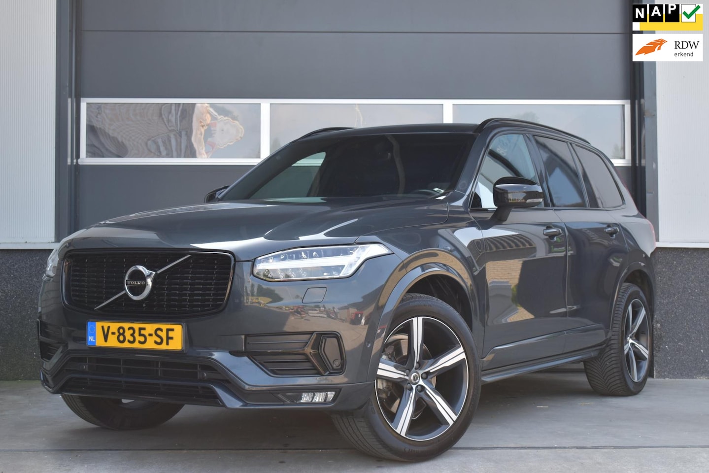 Volvo XC90 - 2.4 D5 R-Design Grijs Kenteken | LUCHTVERING | VIRTUAL | EX BTW | TREKHAAK | CAMERA | ELEK - AutoWereld.nl