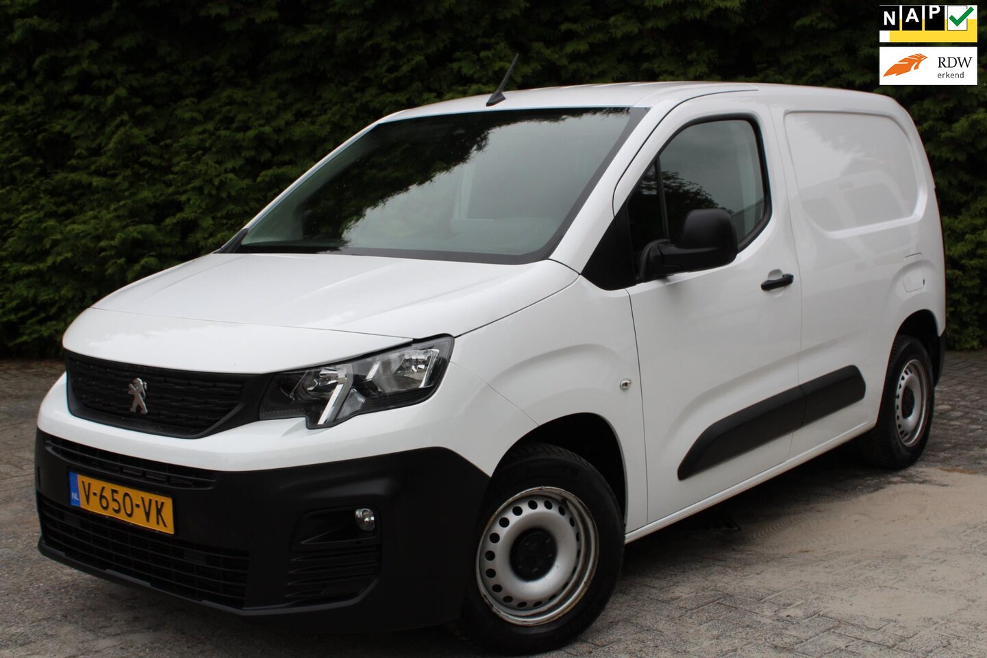 Peugeot Partner - 1.6 BlueHDI Premium 75PK | Airco | Achterklep | Cruise Control | Elektrische Ramen - AutoWereld.nl