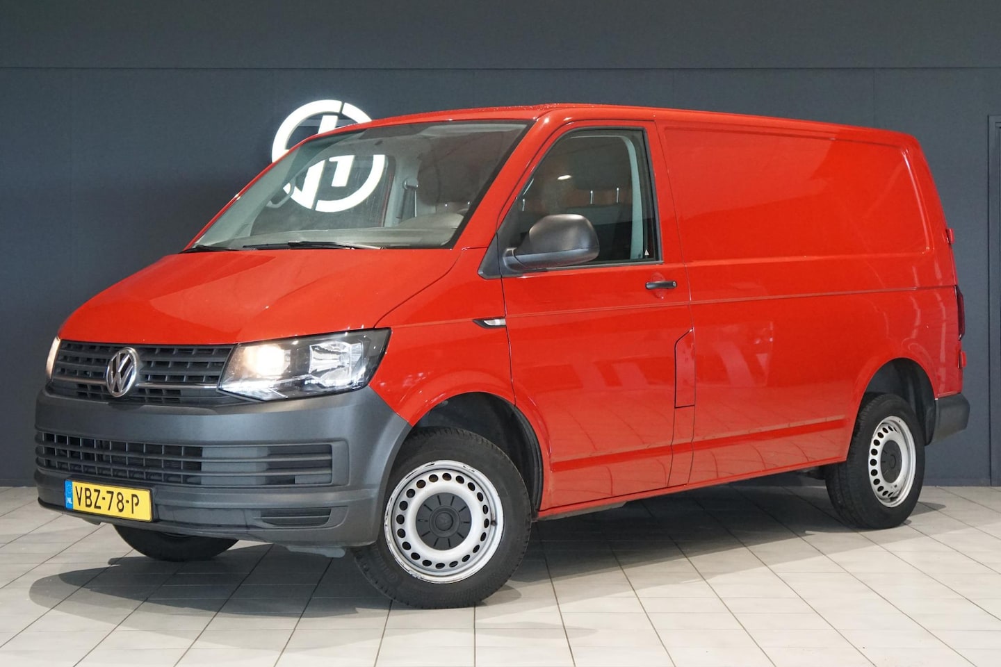 Volkswagen Transporter - 2.0 TDI L1H1 Comfortline EURO 6 + TREKHAAK / BT KOPPELING / PDC / - AutoWereld.nl