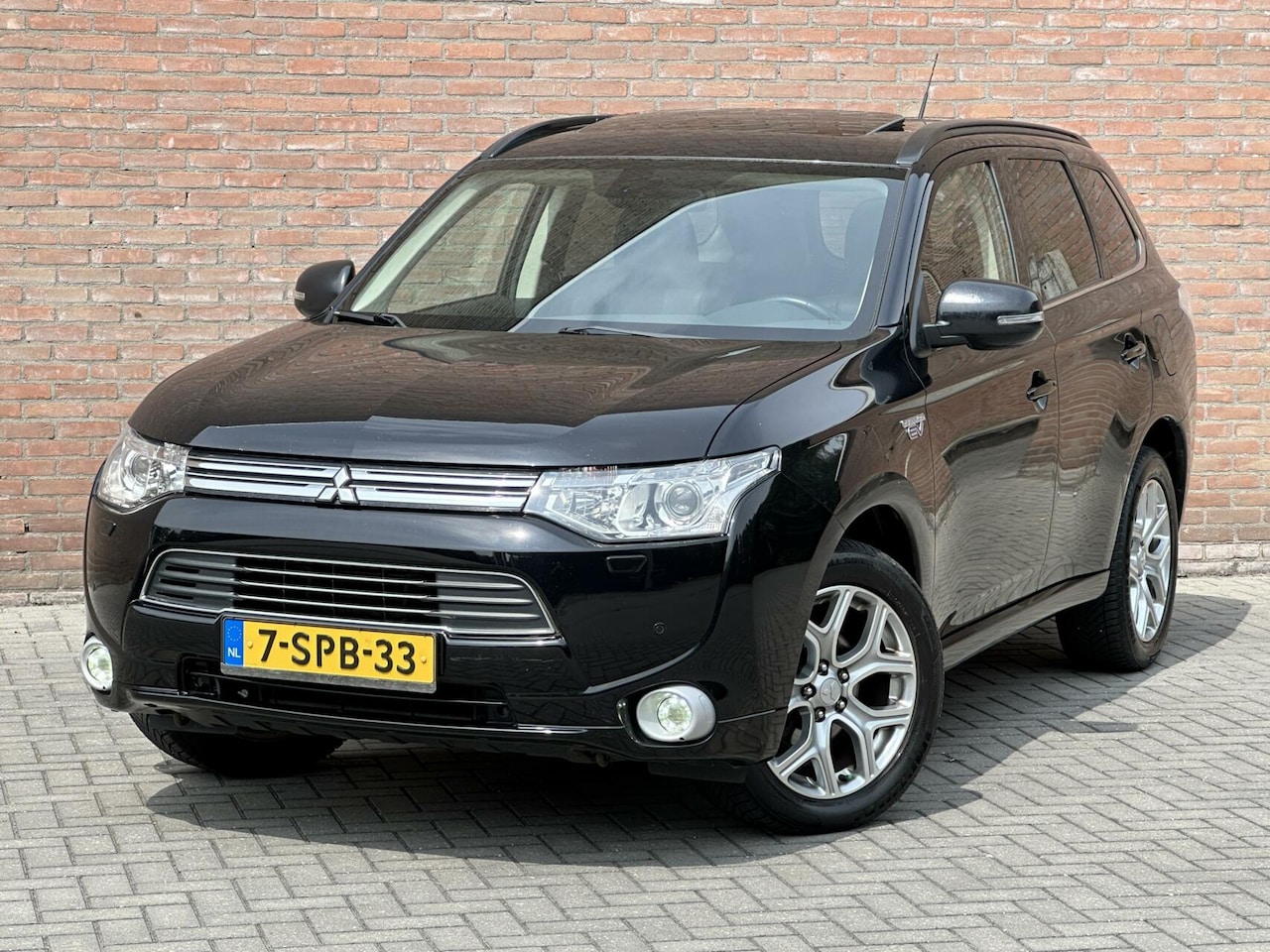 Mitsubishi Outlander - 2.0 PHEV Intense + Leder - Schuifdak - Dealer Onderhouden - Trekhaak - AutoWereld.nl