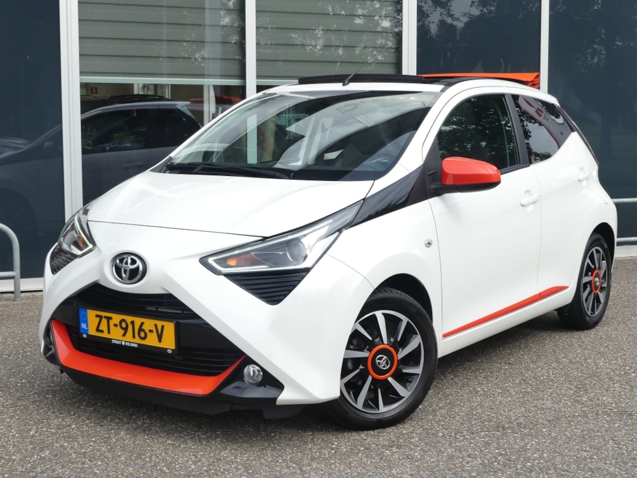 Toyota Aygo - 1.0 VVT-i x-otic | El. Vouwdak | Half Leder | DAB | Android Auto - AutoWereld.nl