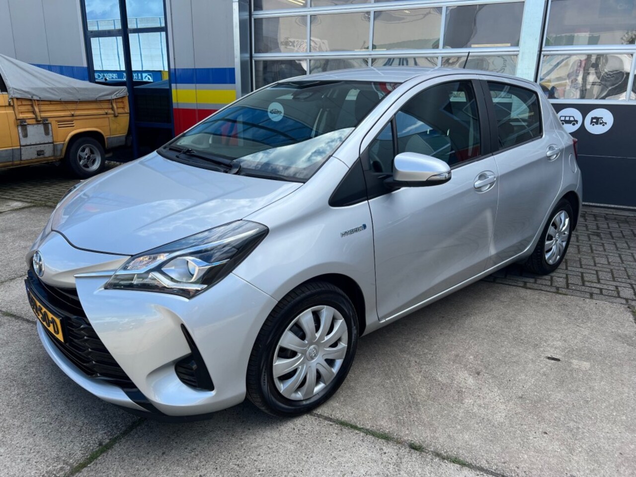 Toyota Yaris - 1.5 HYB. ACTIVE *ACHTERUITRIJCAMERA*BLUETOOTH*AIRCO* - AutoWereld.nl