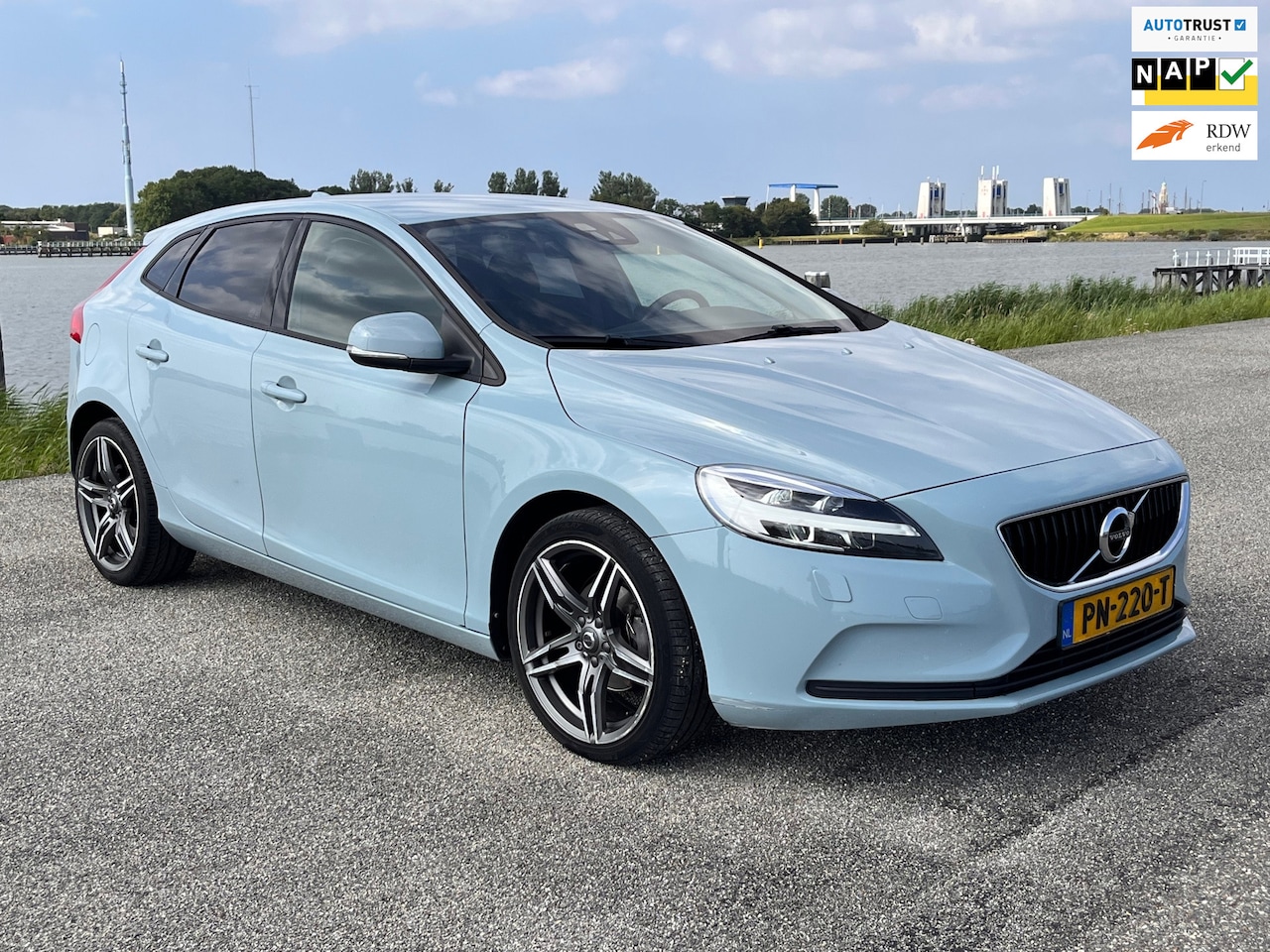 Volvo V40 - 2.0 D2 Nordic+ Zeer nette/Apk/Vol Opties/ECC/PDC - AutoWereld.nl