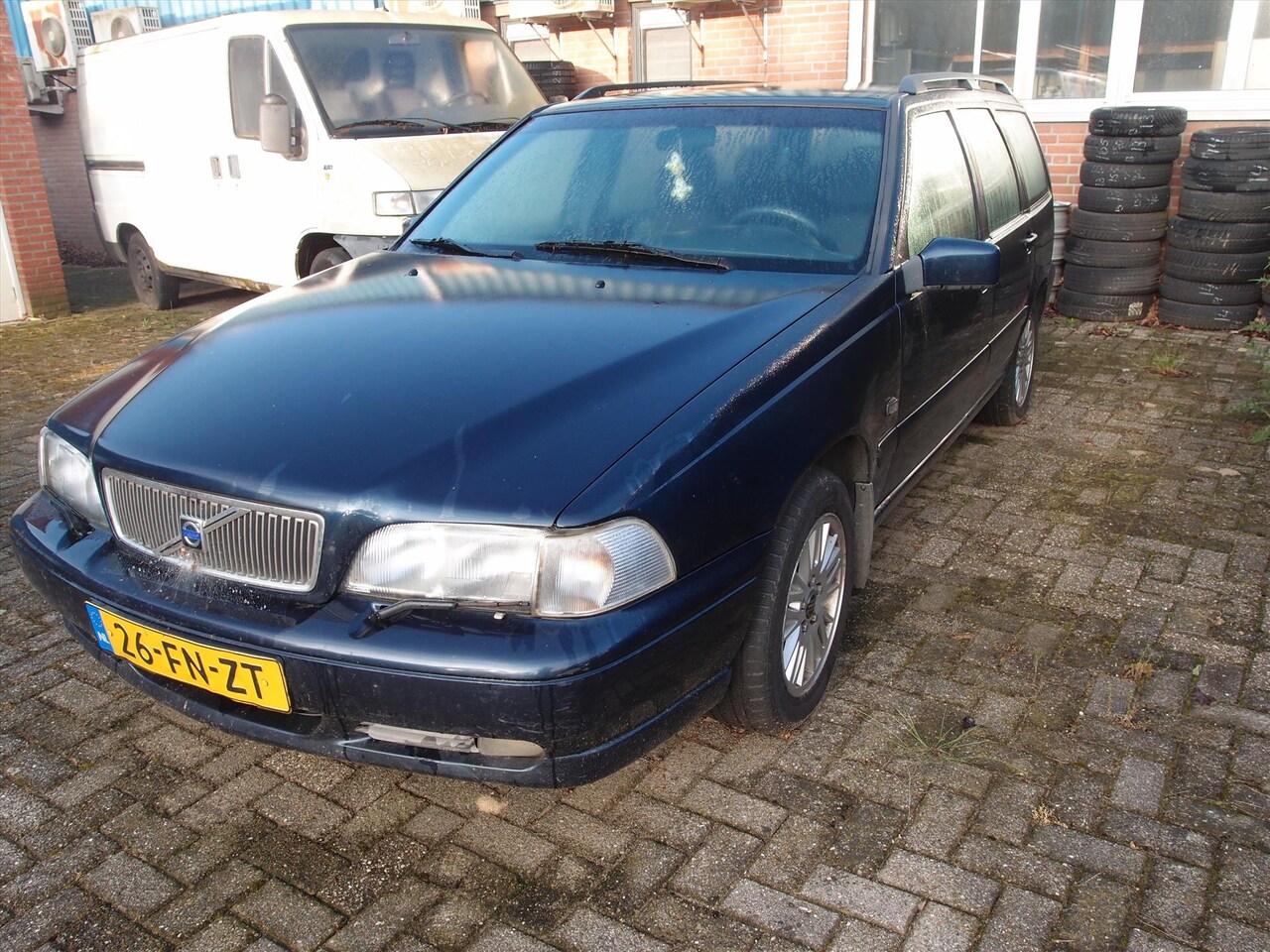 Volvo V70 - 2.4 140PK Cilinder kop lek Auto voor onderdelen ! - AutoWereld.nl