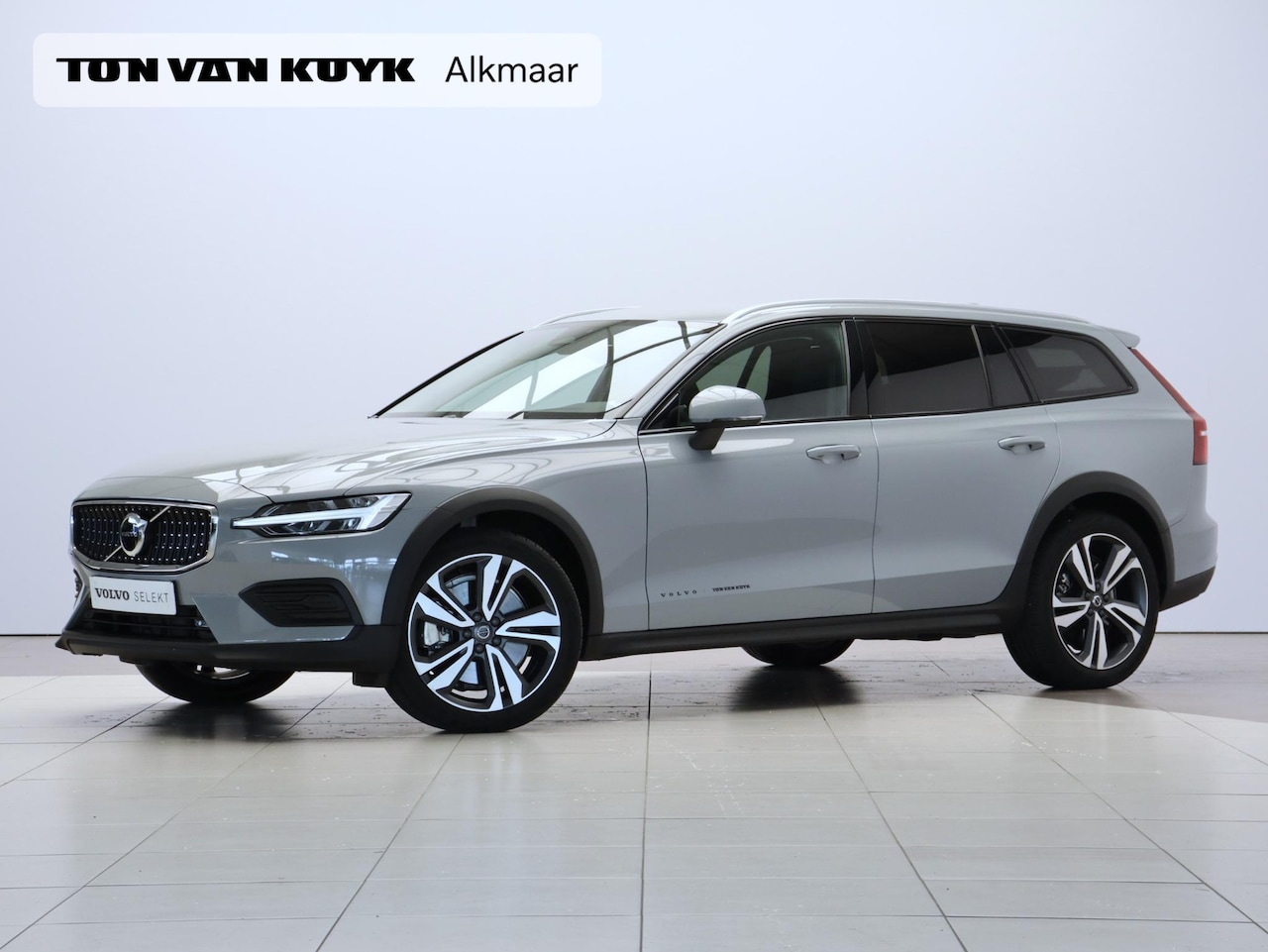 Volvo V60 Cross Country - B5 250PK Automaat AWD Plus / 19" velgen / Getint Glas - AutoWereld.nl