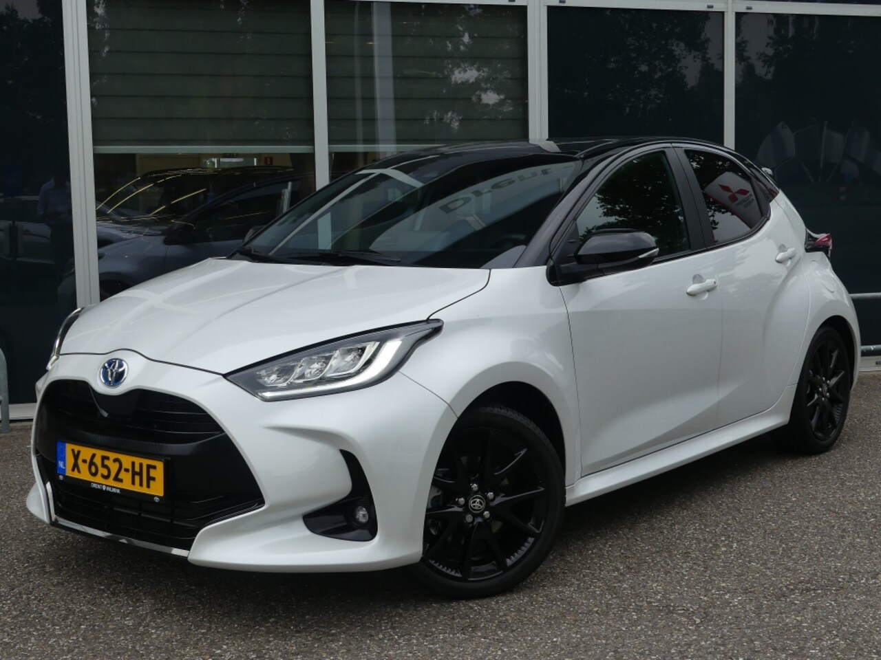 Toyota Yaris - 1.5 Hybrid Executive Limited Navi/Stoelverwarming/Apple/AndroidA - AutoWereld.nl