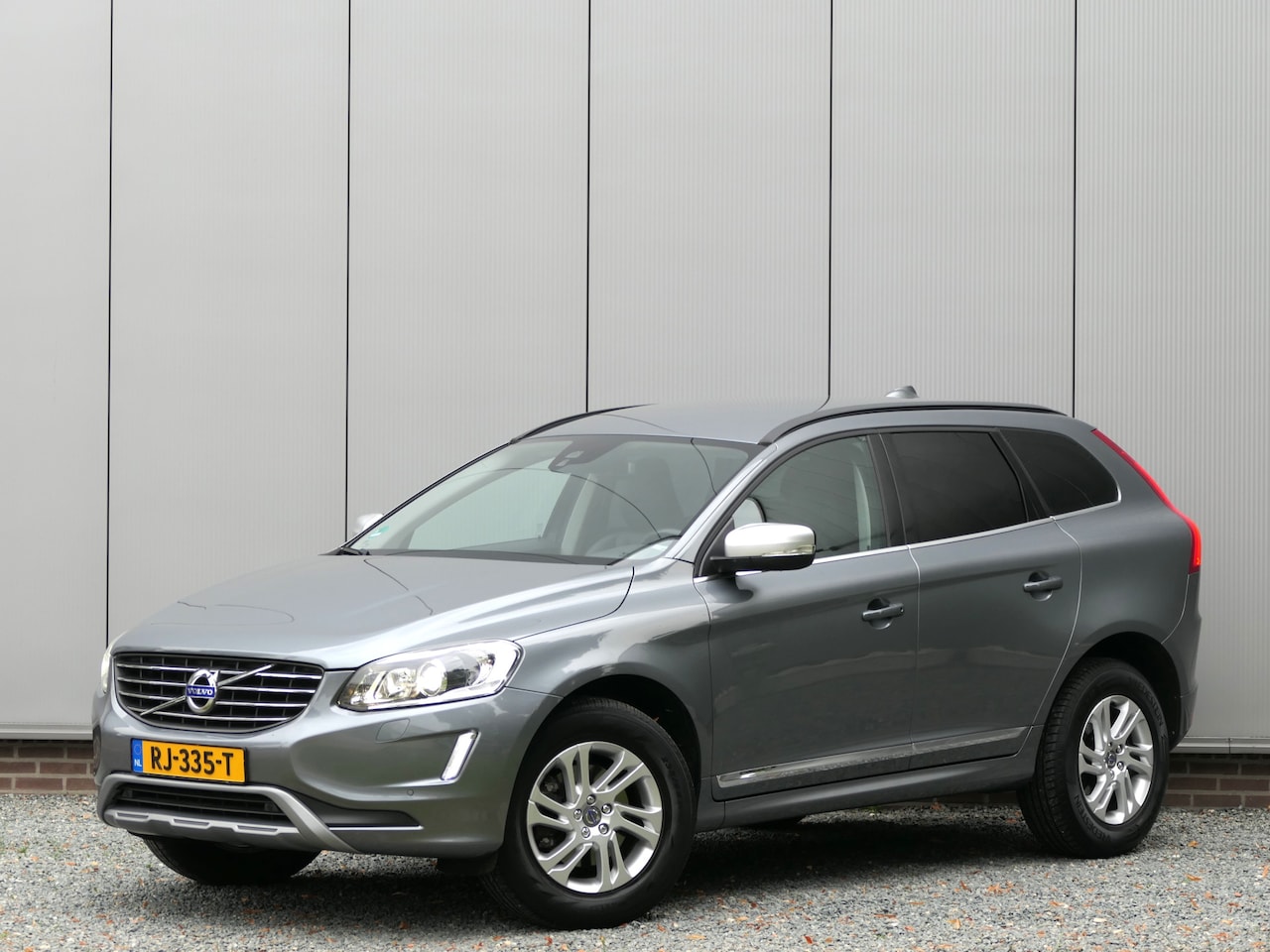 Volvo XC60 - T5 AUT Momentum Sportleer / Navi / Trekhaak / Dealeronderhouden / Harman/Kardon - AutoWereld.nl