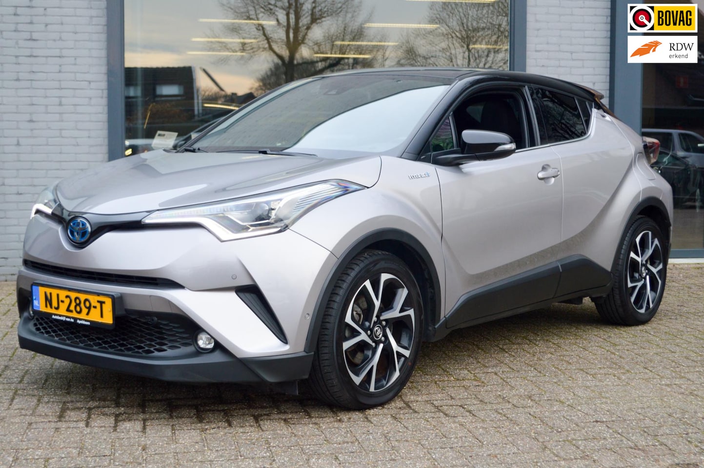 Toyota C-HR - 1.8 Hybrid Bi-Tone Plus | UNIEK!!!| Elektrisch open dak | Leder | Navigatie - AutoWereld.nl