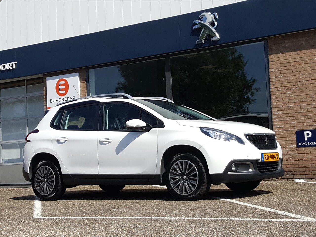 Peugeot 2008 - 1.2 PureTech 110pk Blue Lion Navigatie | parkeerhulp achter | Airco | Cruise control | Tou - AutoWereld.nl