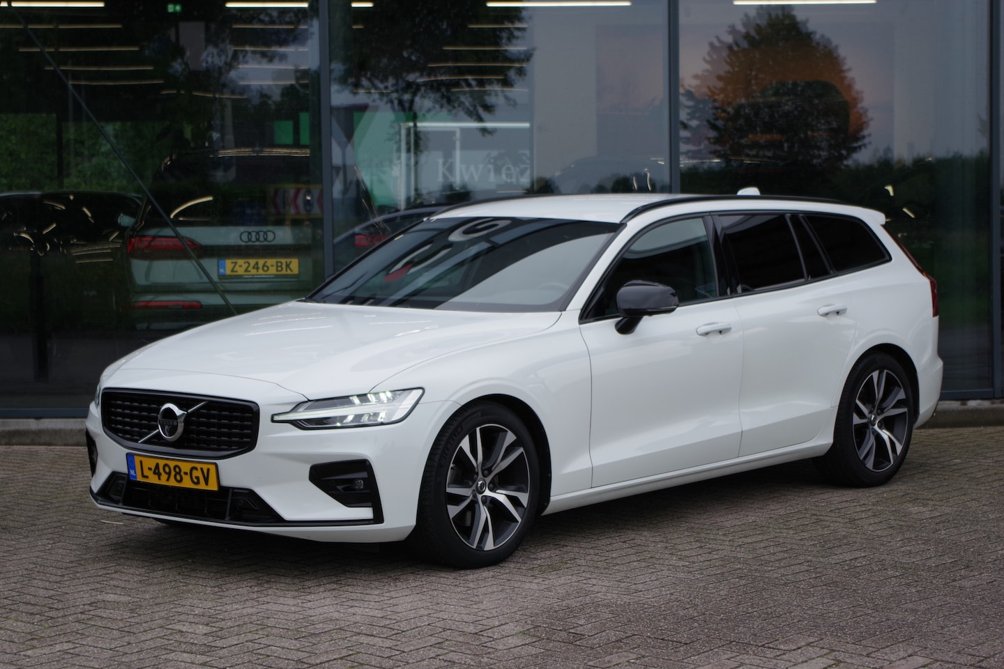 Volvo V60 - 2.0 B3 163 PK Automaat R-Design, Adap. Cruise Control, 360 Camera, Stoel-& Stuurverwarming - AutoWereld.nl