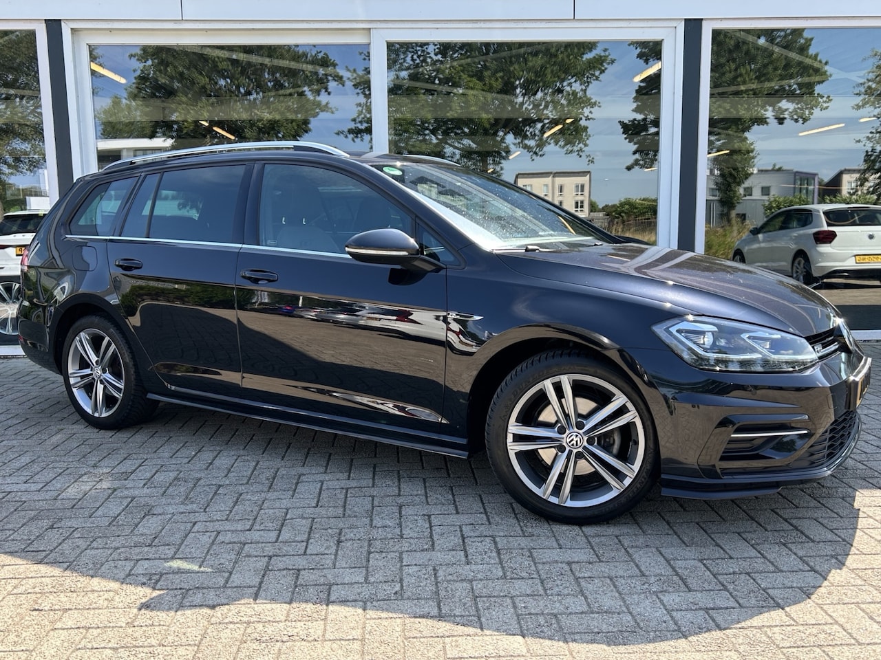 Volkswagen Golf Variant - 1.6 TDI Highline Business R 50% deal 9.975,- ACTIE Automaat / Virtiual display / LED / Car - AutoWereld.nl