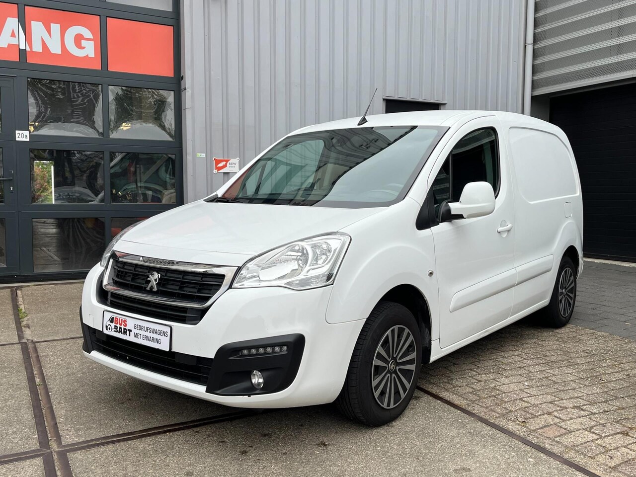 Peugeot Partner - 120 1.6 BlueHDi 100 L1 Premium Pack S&S 99PK I NL-Auto I Navi I Pdc I Bluetooth I Airco - AutoWereld.nl