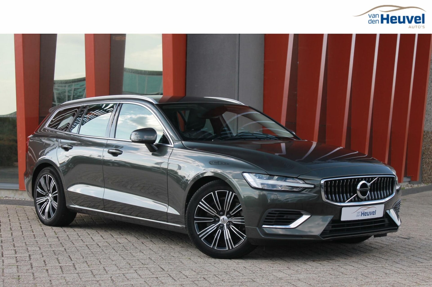 Volvo V60 - T6 Recharge AWD Business Pro | Leder | Pilot Assist | Camera | BLIS | Stoelverwarming V+A - AutoWereld.nl