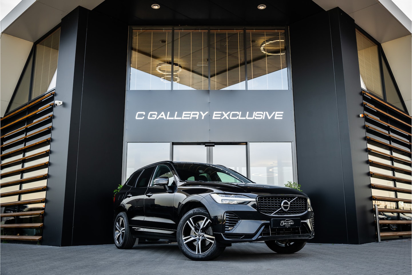 Volvo XC60 - 2.0 Recharge T8 AWD R-Design - Facelift l Panorama l Memory l ACC l H/Kardon - AutoWereld.nl