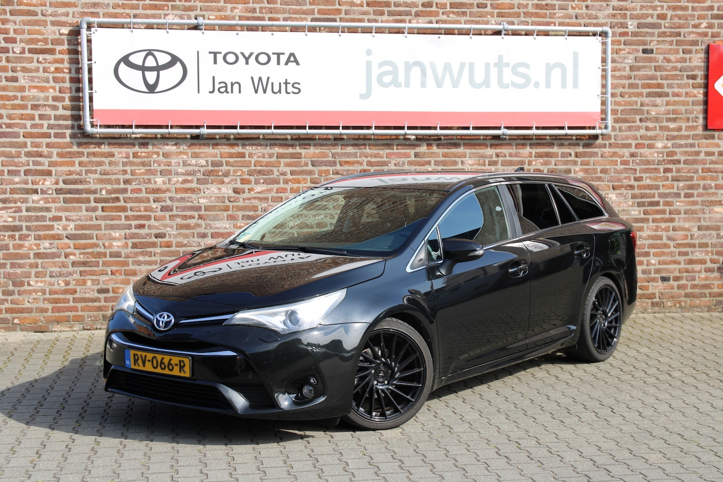 Toyota Avensis Touring Sports - 1.8 VVT-i Executive | 19" velgen | Trekhaak - AutoWereld.nl