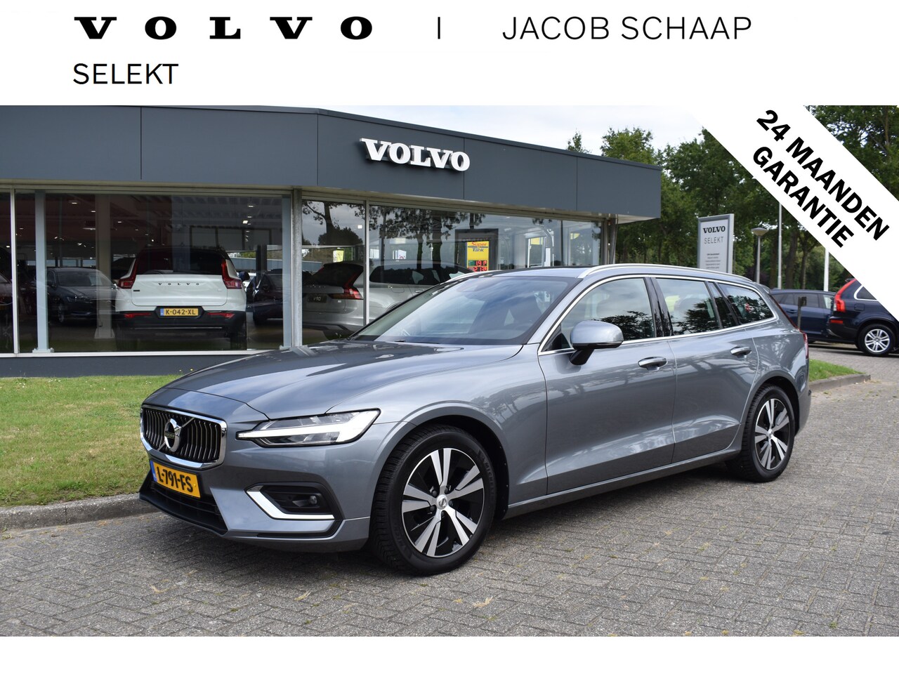 Volvo V60 - B3 177PK Automaat Inscription | Trekhaak | ACC | Blis | Panoramadak | H&K | Camera | Stoel - AutoWereld.nl