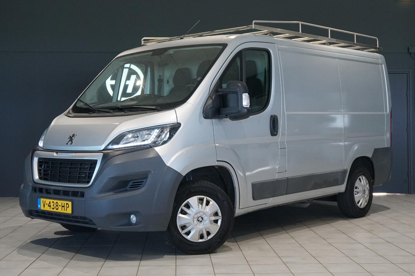 Peugeot Boxer - 330 2.0 BlueHDI L1H1 Premium Pack + CAMERA / NAVIGATIE / IMPERIAAL / TREKHAAK - AutoWereld.nl