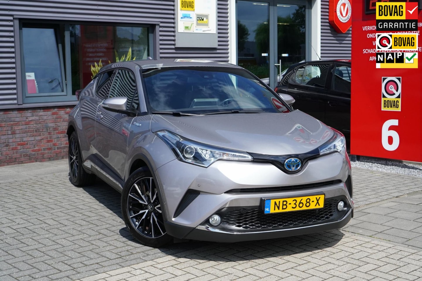 Toyota C-HR - 1.8 Hybrid First Edition; 1e Eigenaar; Dealer onderhouden; Bearlock - AutoWereld.nl