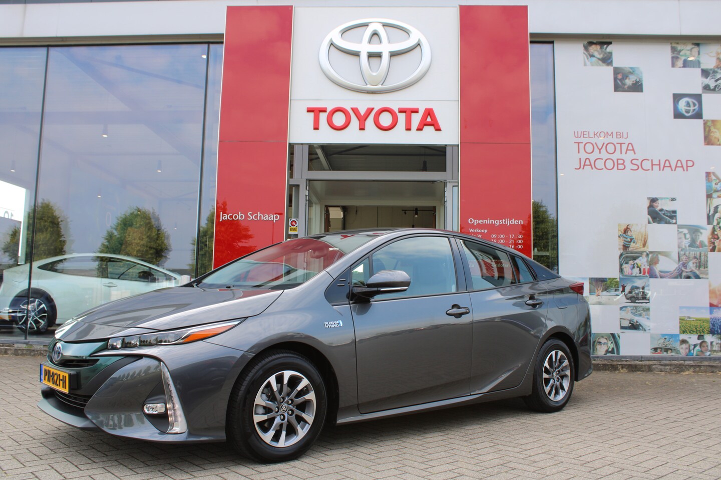 Toyota Prius - 1.8 Plug-in Business Plus Automaat 122pk | Leder | Dodehoekdetectie | Navigatie | PDC acht - AutoWereld.nl