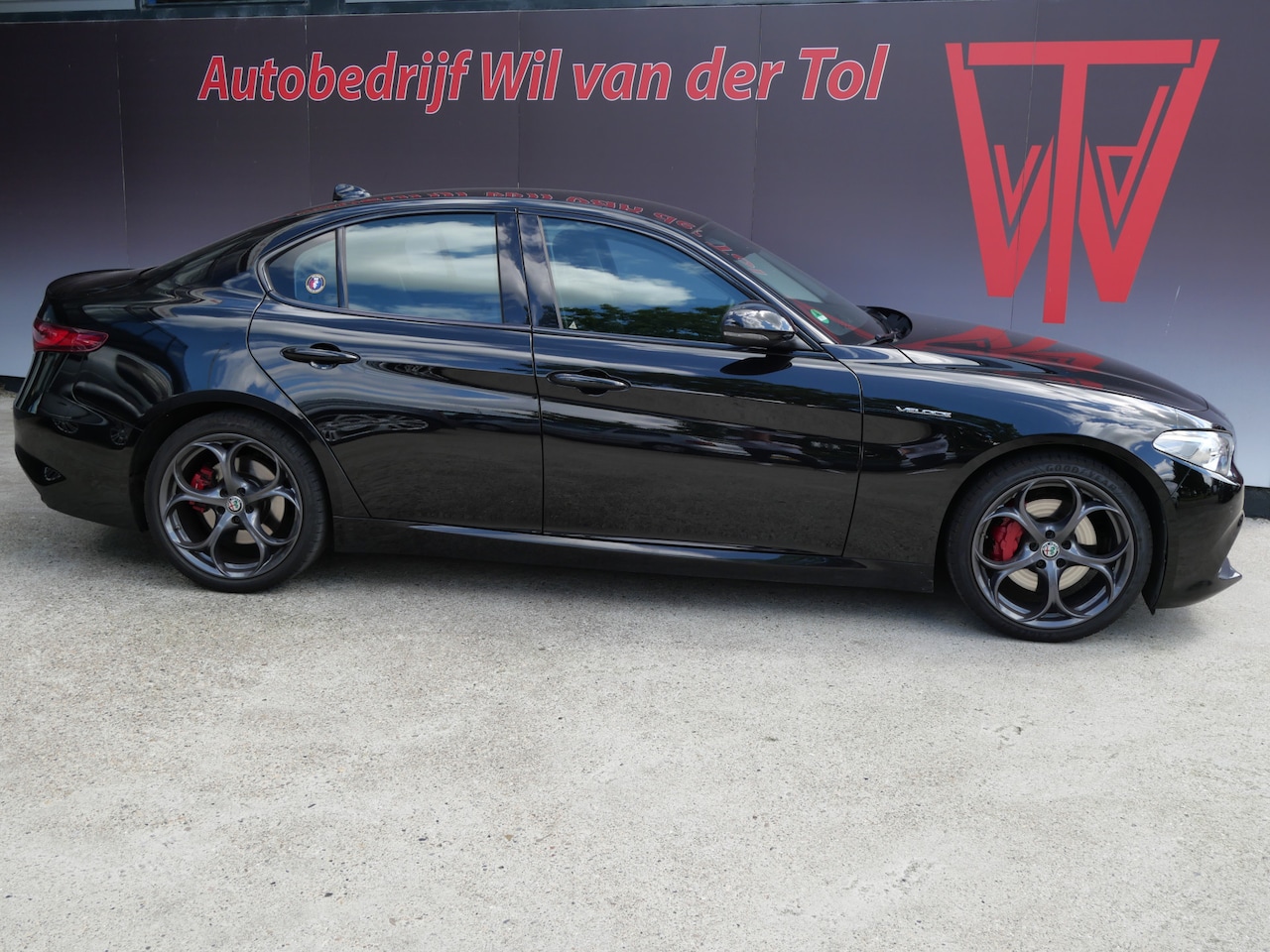 Alfa Romeo Giulia - 2.0T AWD VELOCE | 280 PK | KEYLESS | TREKHAAK | CAMERA | ALL-IN!! - AutoWereld.nl