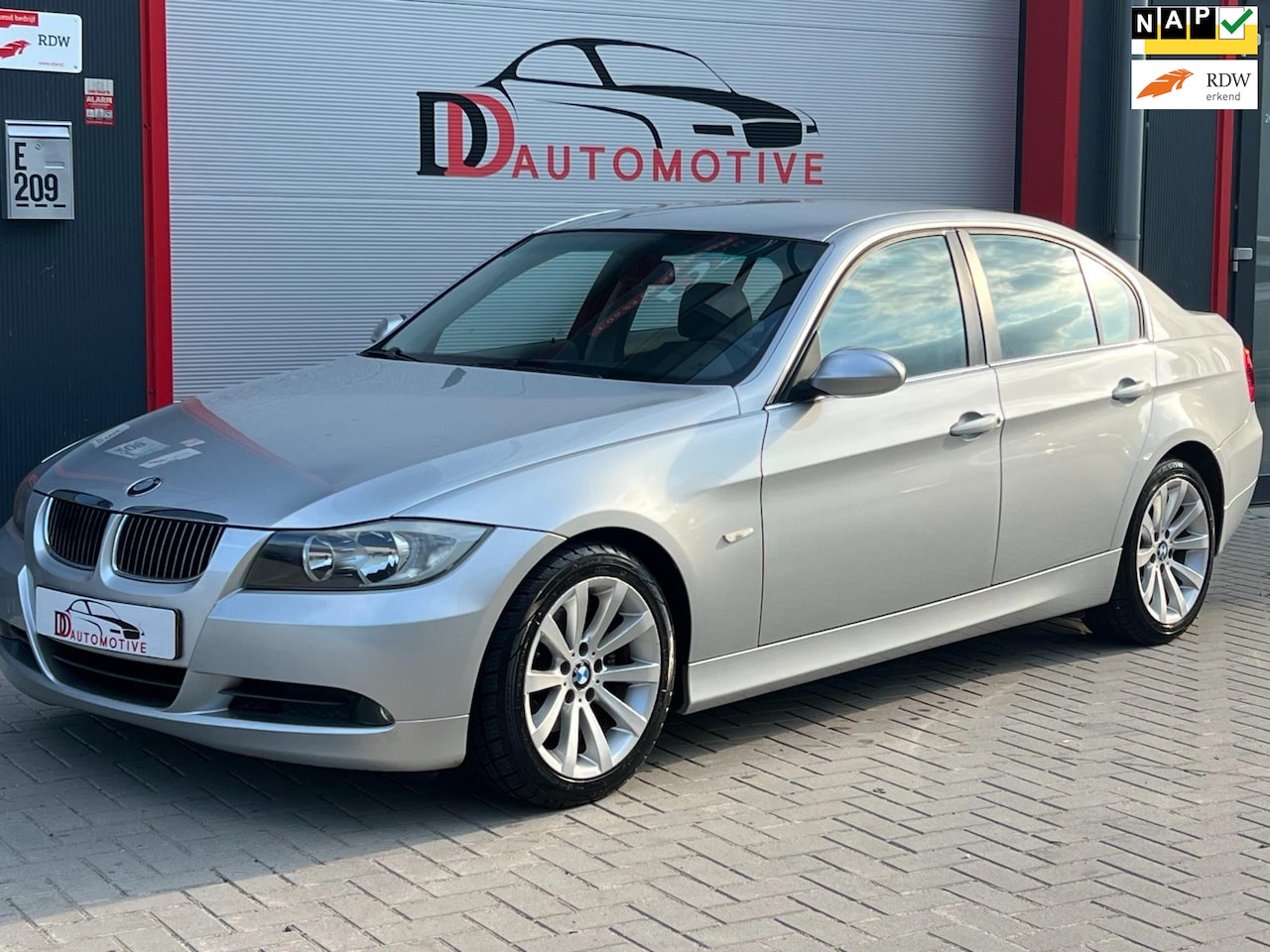 BMW 3-serie - 325i Executive PDC/NAVI/BT/AC - AutoWereld.nl