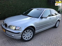 BMW 3-serie - 318i Special Edition LEER/NAVI/ZWARTHEMEL/PSENSOR/RIJDTGOED/