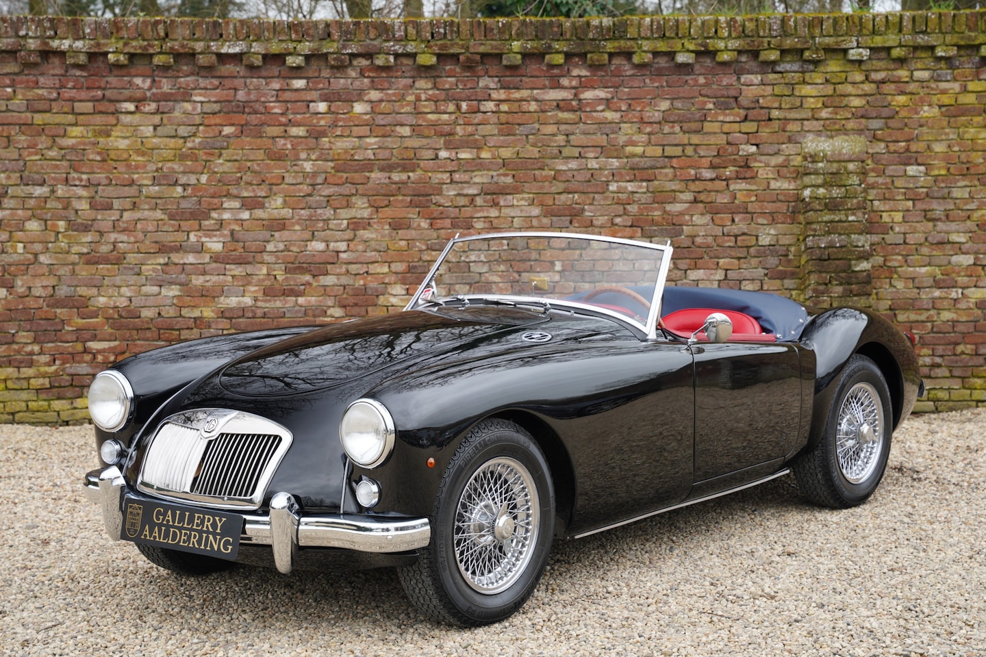 MG A 1500 - Roadster Completely correct in the beautiful "Black over Red" color scheme as in 1956, 'Nu - AutoWereld.nl