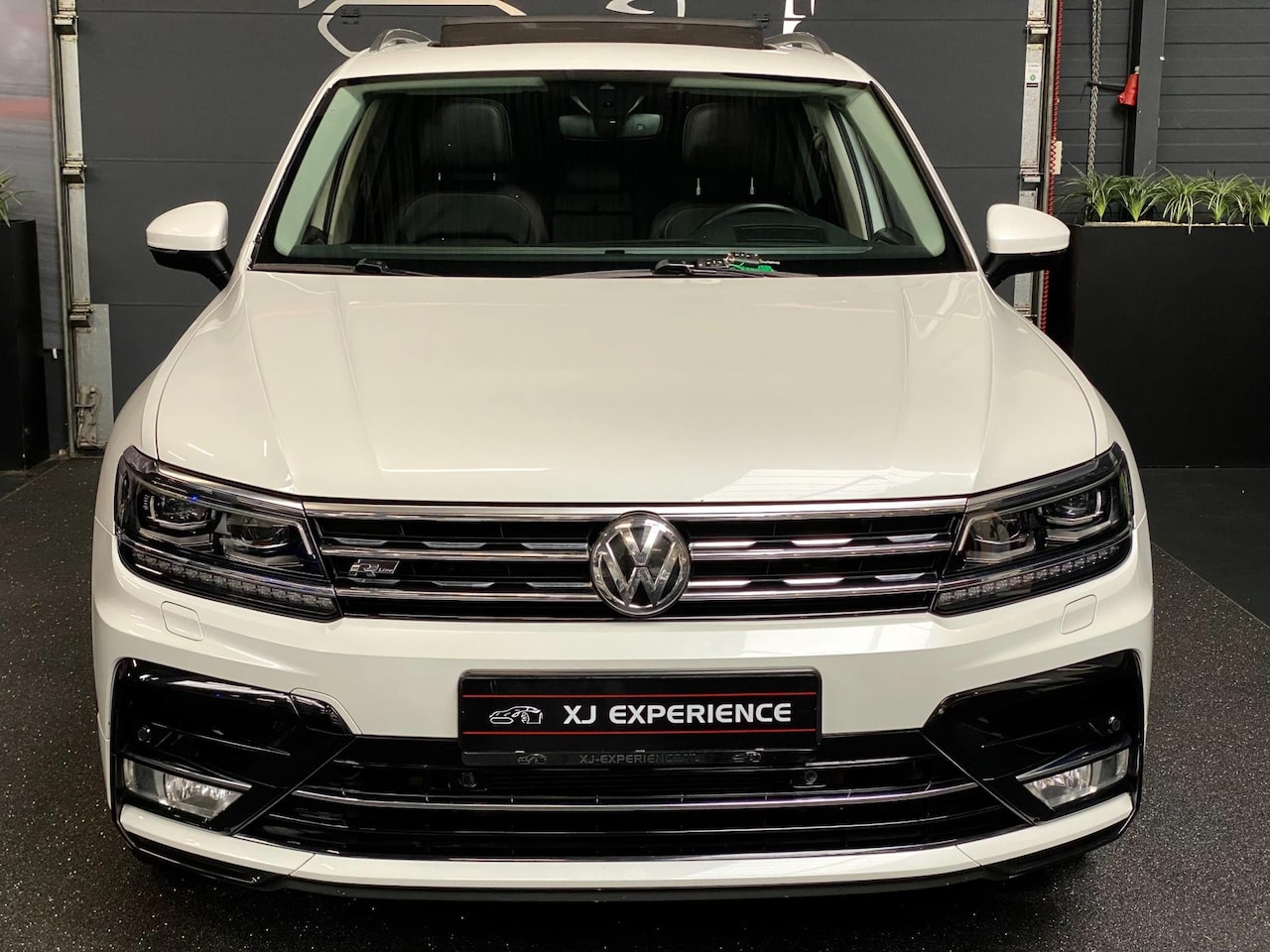 Volkswagen Tiguan - 2.0 TDI R-Line 2x Edition 4Motion PANO LEER - AutoWereld.nl