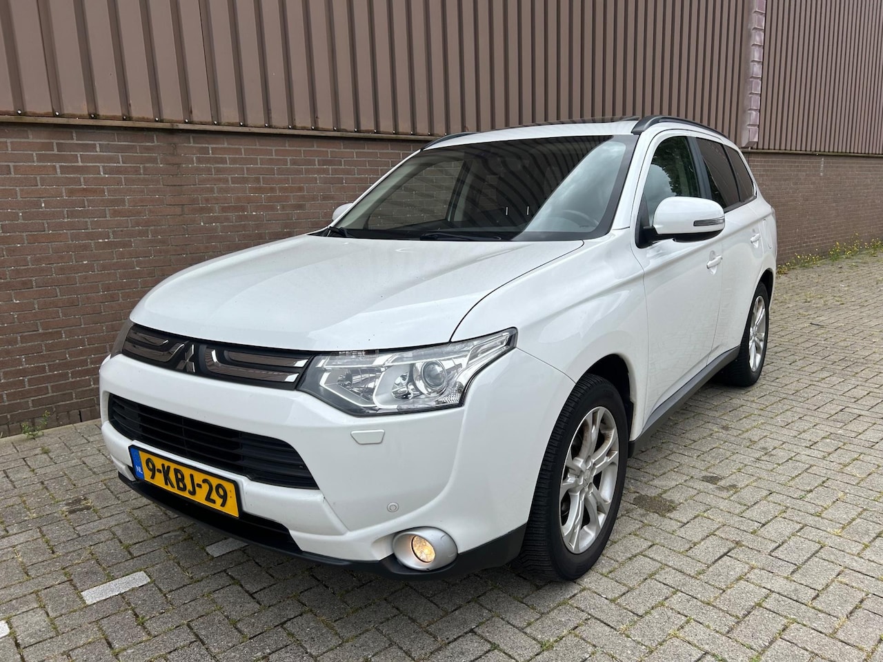 Mitsubishi Outlander - 2.0 7pers. Pano Navi Clima Cruise Dak Leer - AutoWereld.nl