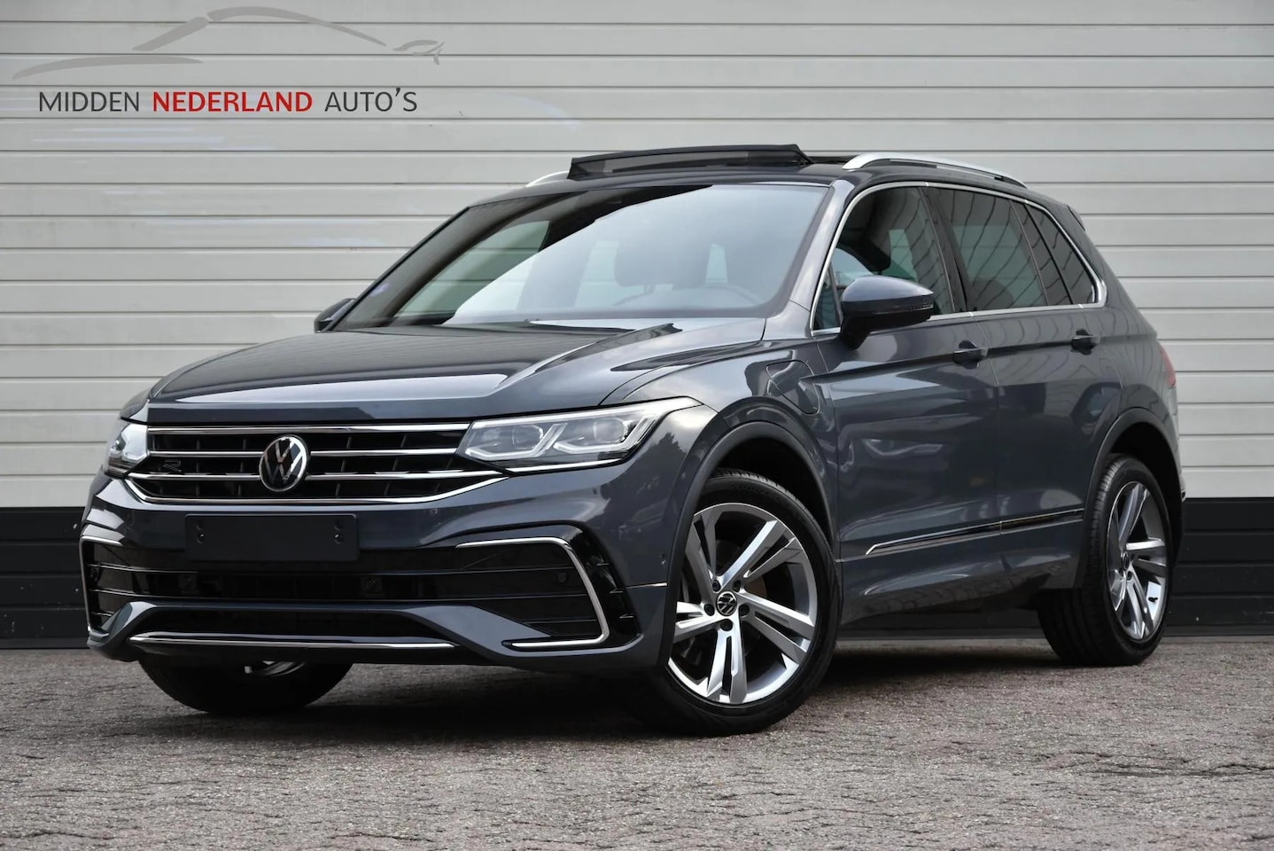 Volkswagen Tiguan - 1.4 TSI eHybrid R-Line Business * PANORAMA * CAMERA * - AutoWereld.nl