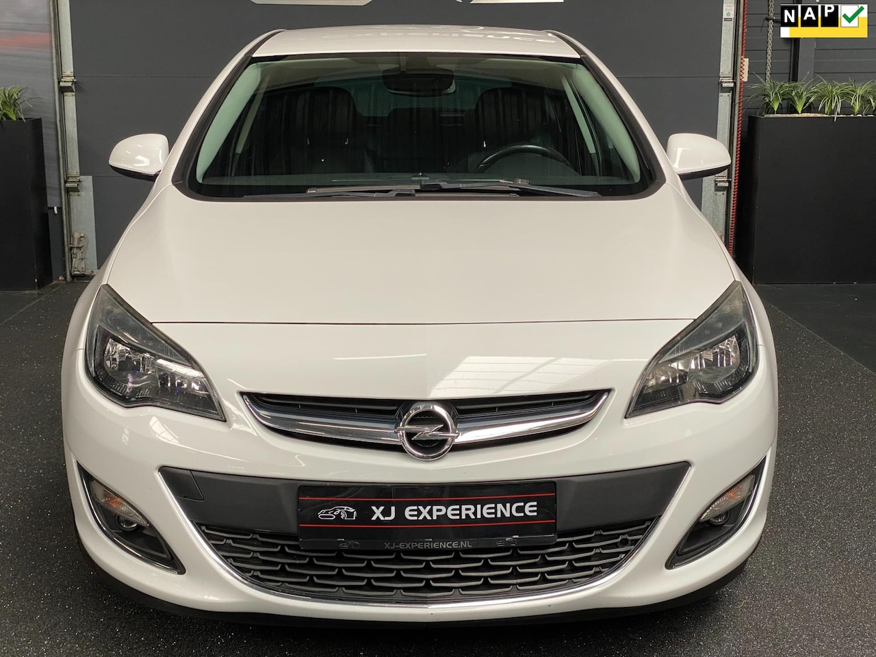 Opel Astra - 1.6 Turbo Sport NAVI LEDER LED 180 PK - AutoWereld.nl