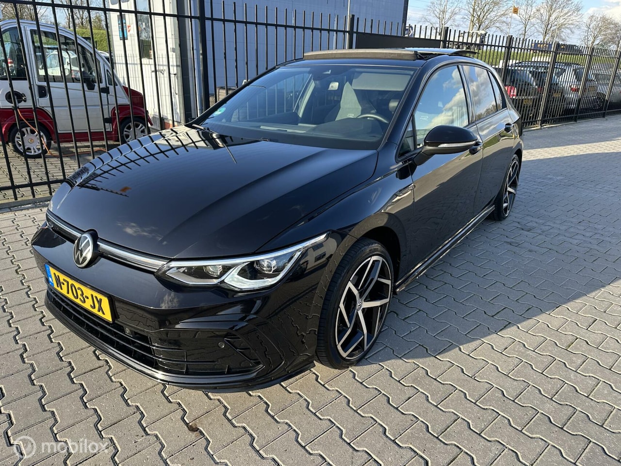 Volkswagen Golf - 1.5 TSI R line pano led - AutoWereld.nl