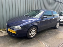 Alfa Romeo 147 - 1.6 T.Spark Distinctive Schade voorbumper+loopt niet echt goed, grote beurt nodig