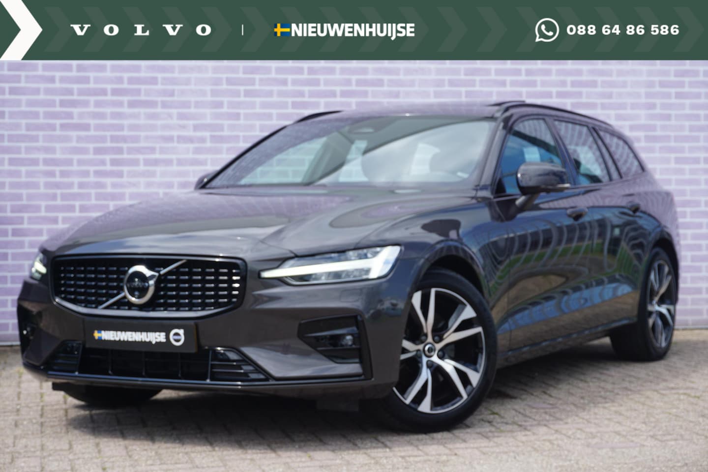 Volvo V60 - 2.0 B3 PLUS DARK | Trekhaak | Panorama schuif/kantel dak | 360° camera | stoel + stuurverw - AutoWereld.nl