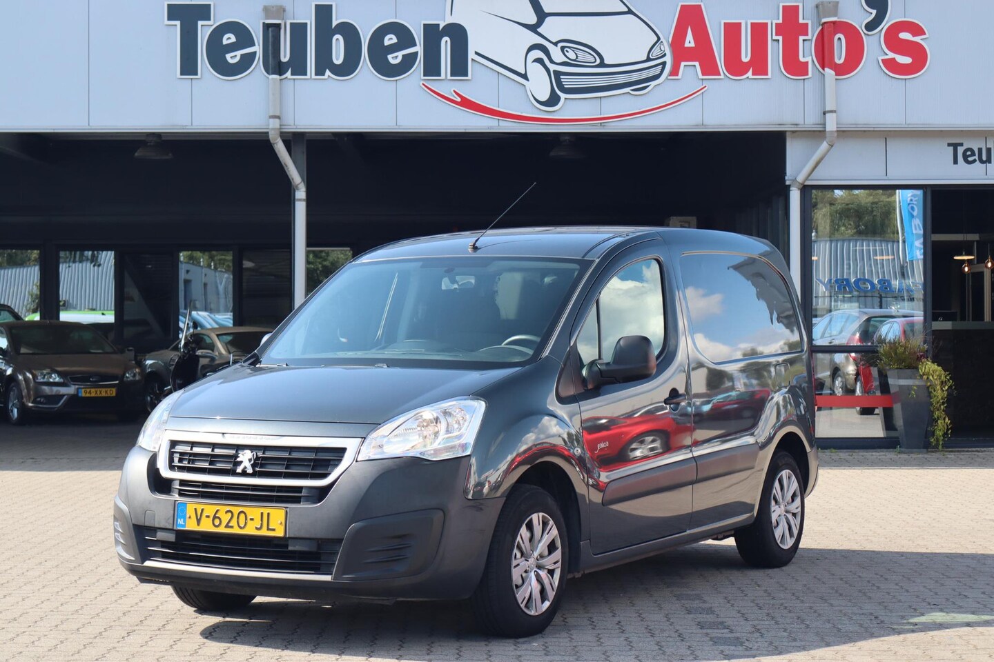 Peugeot Partner - 120 1.6 BlueHDi 100 L1 Premium Pack S&S Airco, Rechter zijdeur, Trekhaak, Cruise control - AutoWereld.nl