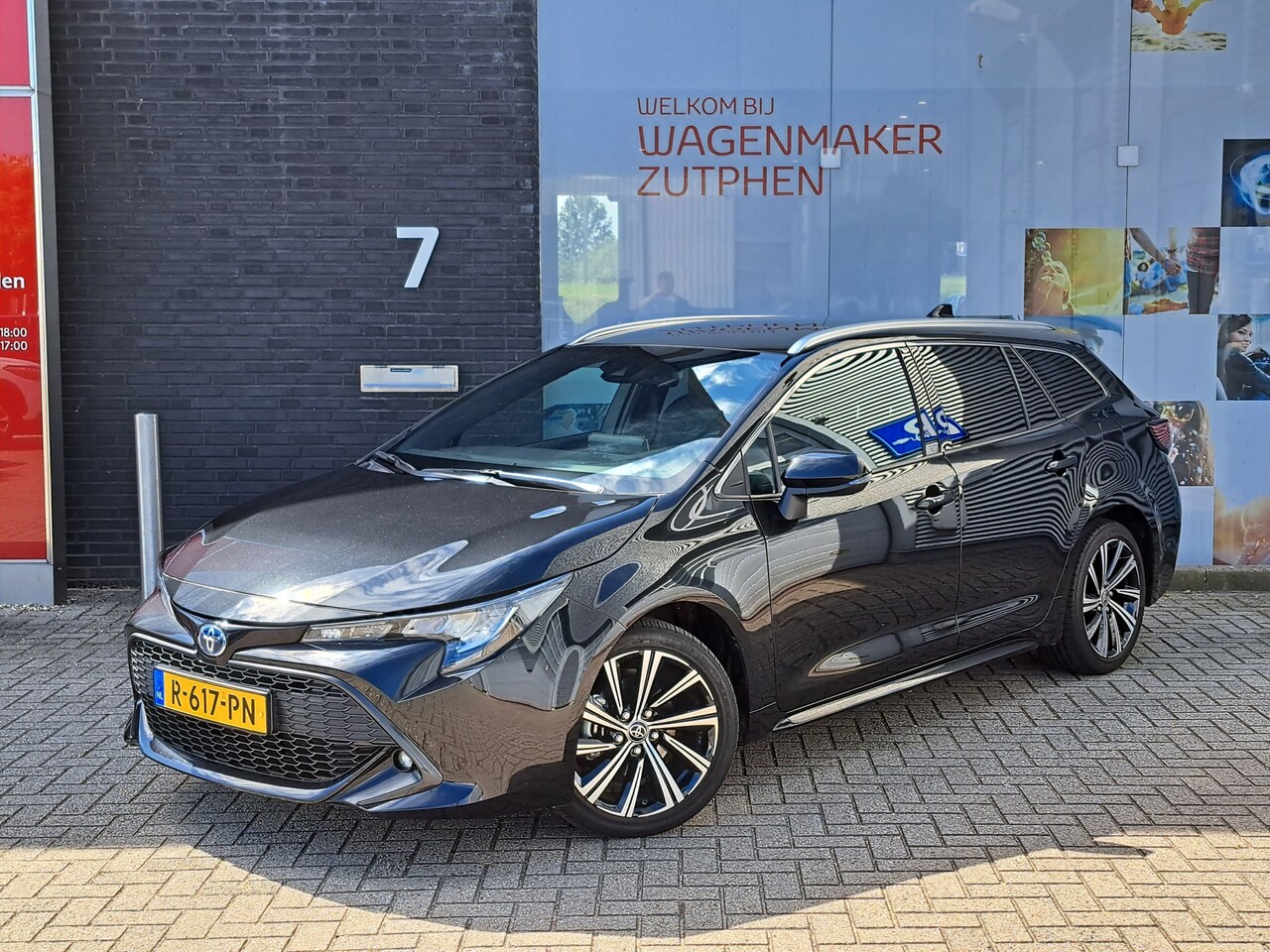 Toyota Corolla Touring Sports - 1.8 Hybrid Dynamic Automaat | ACHTERUITRIJCAMERA | NAVIGATIE | VOORSTOELVERWARMING | - AutoWereld.nl