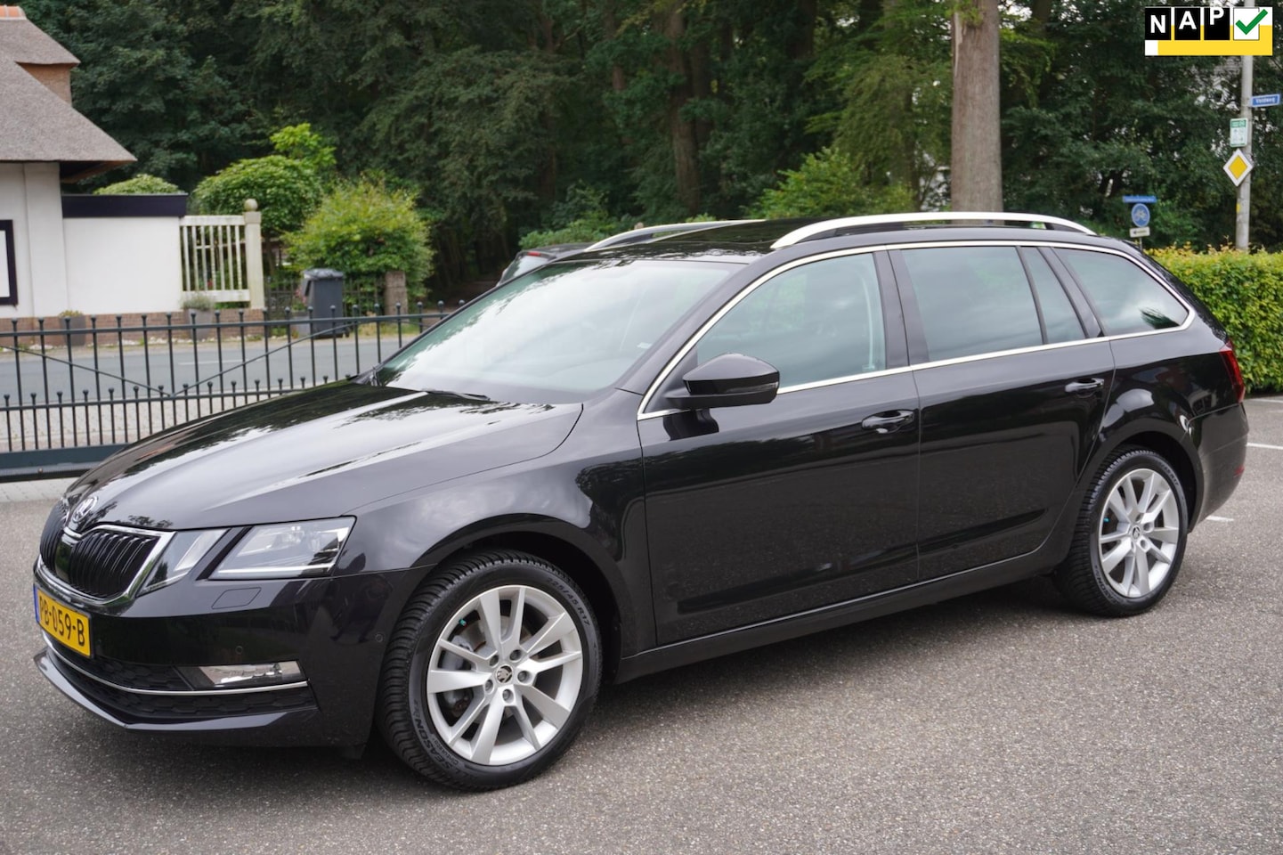 Skoda Octavia Combi - 1.0 TSI Greentech Style Business Pano Terekhaak - AutoWereld.nl