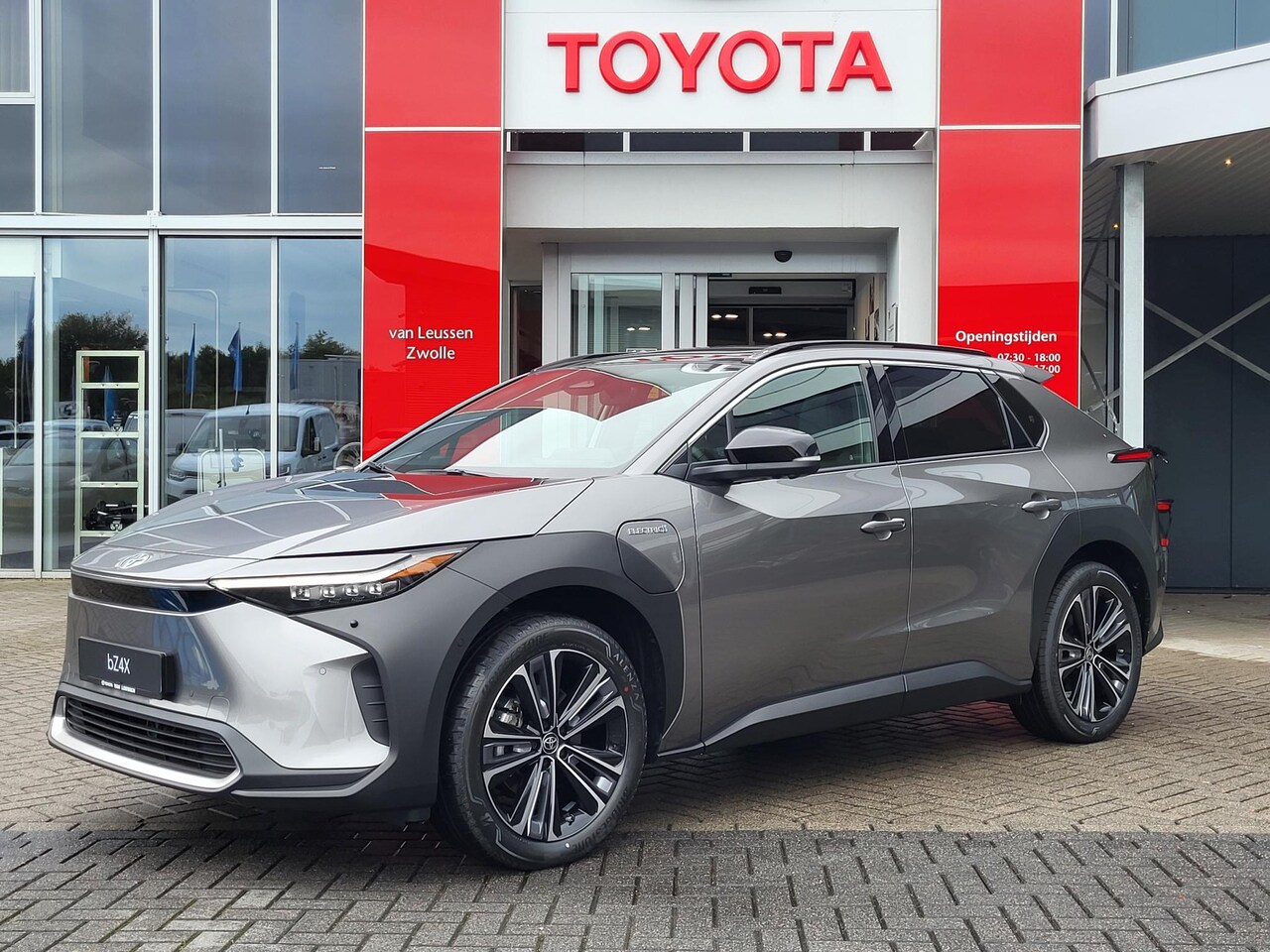 Toyota bZ4X - Premium 71 kWh NIEUW NIEUW VOORRAADVOORDEEL VAN €€56.450 VOOR €52.700! 3-FASE LEER PANODAK - AutoWereld.nl