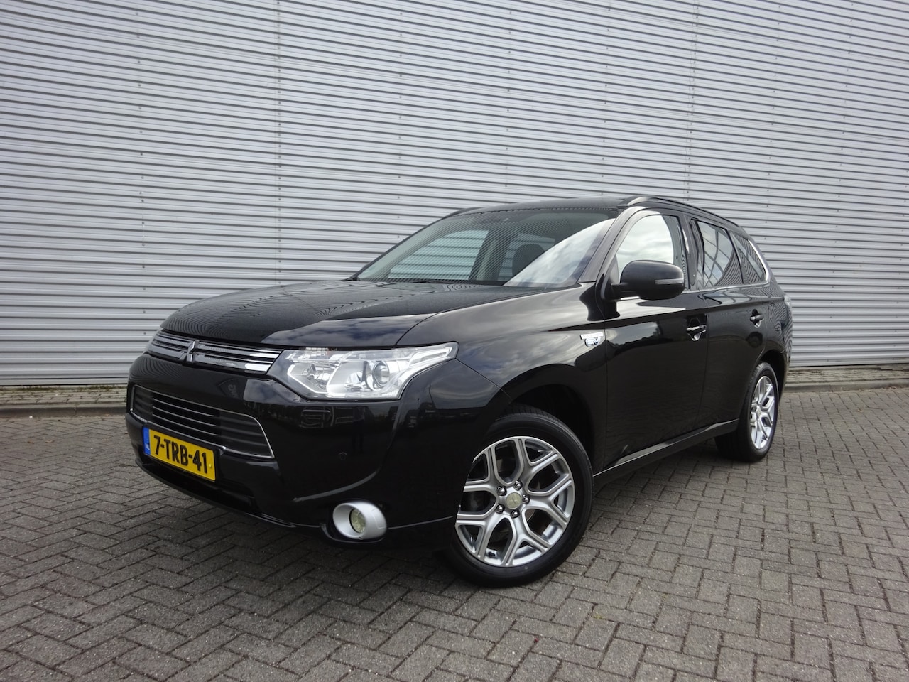 Mitsubishi Outlander - 2.0 PHEV Instyle Leder / Trekhaak / Navi / Schuifdak - AutoWereld.nl