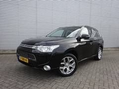 Mitsubishi Outlander - 2.0 PHEV Instyle Leder / Trekhaak / Navi / Schuifdak