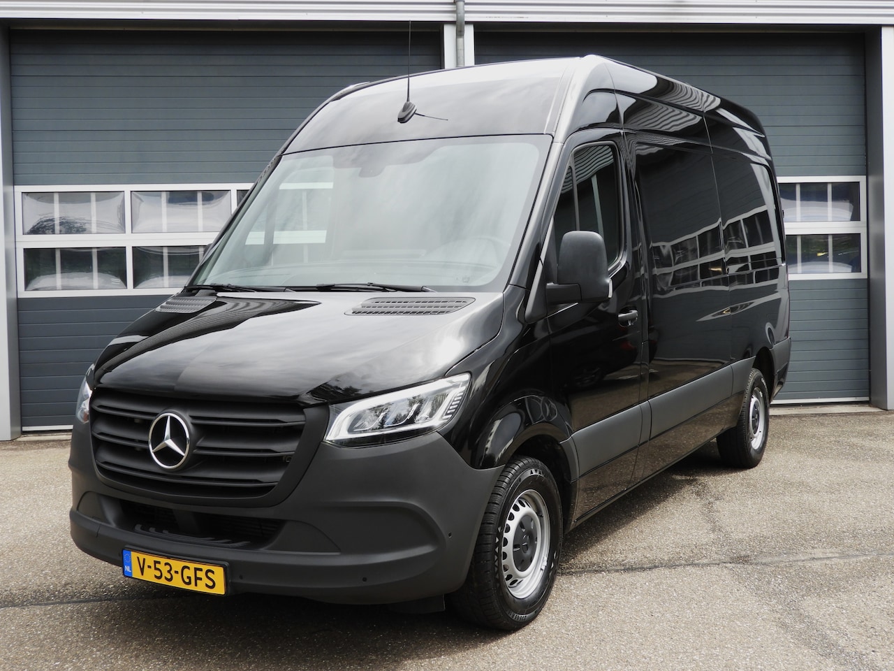 Mercedes-Benz Sprinter - 319 3.0 CDI L2H2 V6 190PK AUT | LED | MBUX | 3.5t. TREKHAAK - AutoWereld.nl