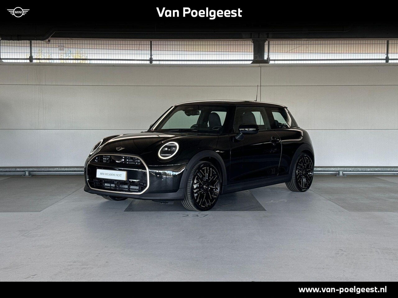 MINI Cooper - 3-deurs 1.5 Cooper C Favoured | Pakket S | Dak in carrosseriekleur - AutoWereld.nl